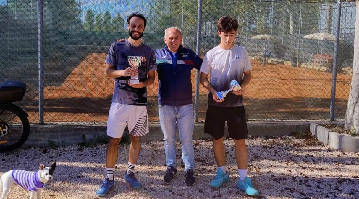 Tennis, a Viserba  successi di Palombo e di Amodio-Milano - La premiazione del singolare maschile al Tc Viserba