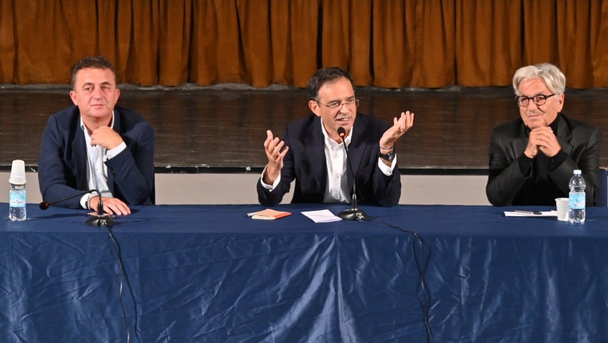 Ecco ciò che ci rende umani: l'appassionante lezione di Vito Mancuso al teatro Astra di Misano - 