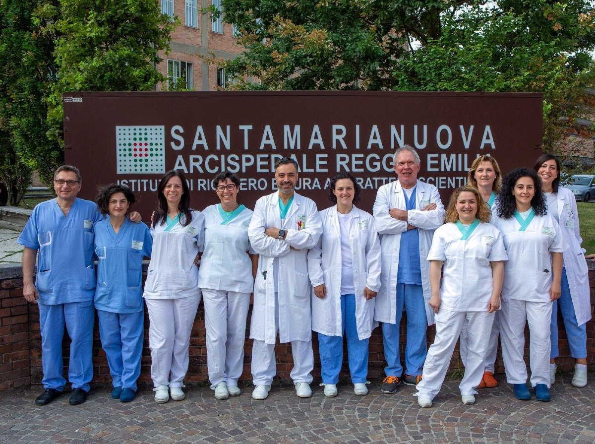 A un anno ritrova l'udito con l'impianto "smart": intervento da record in Regione - L'equipe medica