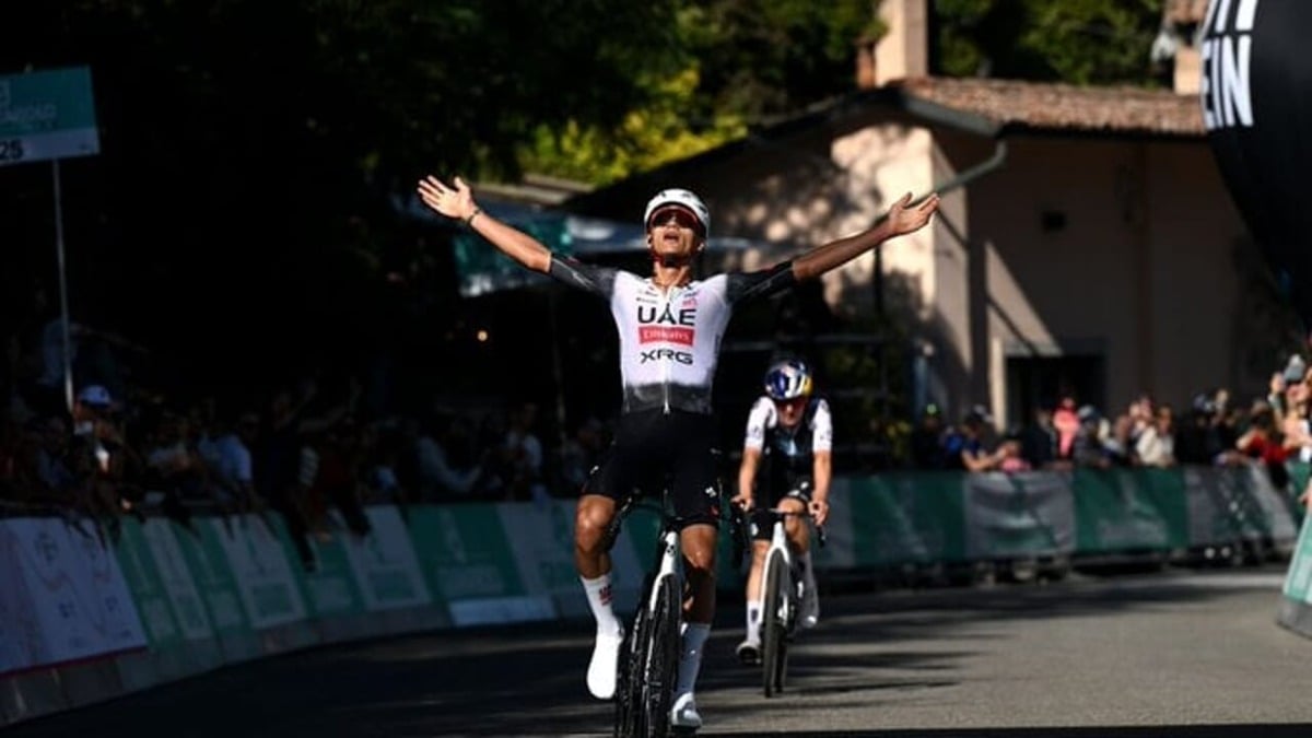 Ciclismo: Isaac Del Toro vince il Giro dell'Emilia - Del Toro festeggia la vittoria © X Eurosport