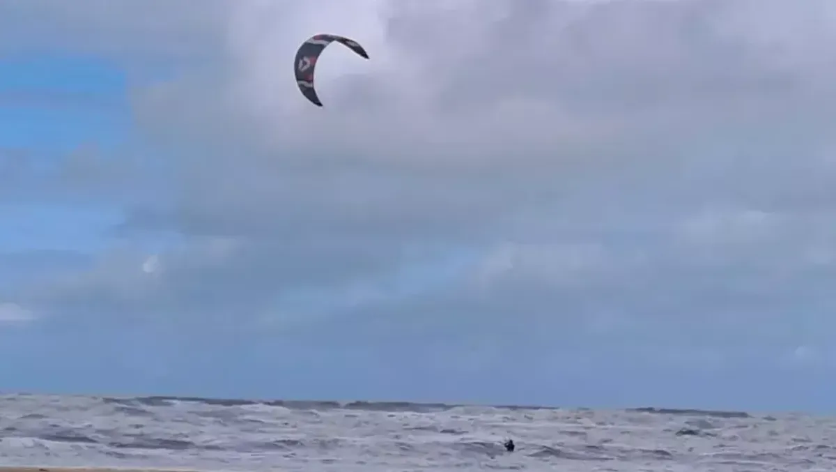 Maltempo su Rimini, c'è chi sfida le mareggiate e fa kitesurfing in mare - PH ANSA