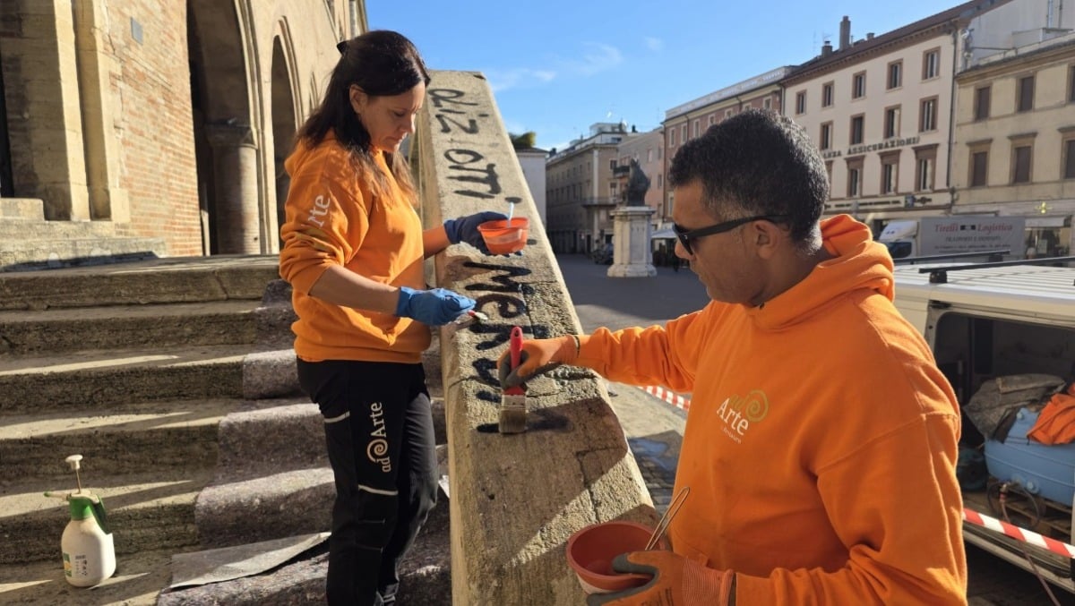 "Poliziotti di m...": vandali deturpano la scalinata del Palazzo del Podestà di Rimini - 
