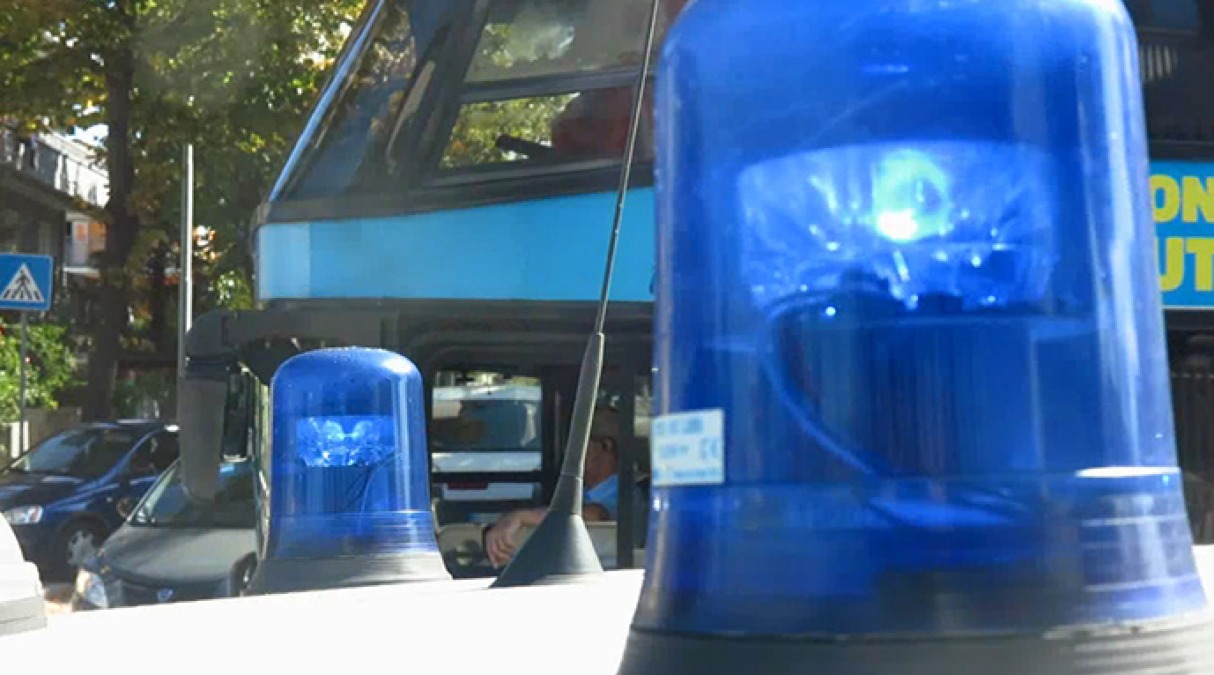 Armato di manganello e coltello, tenta la rapina e aggredisce gli agenti - 