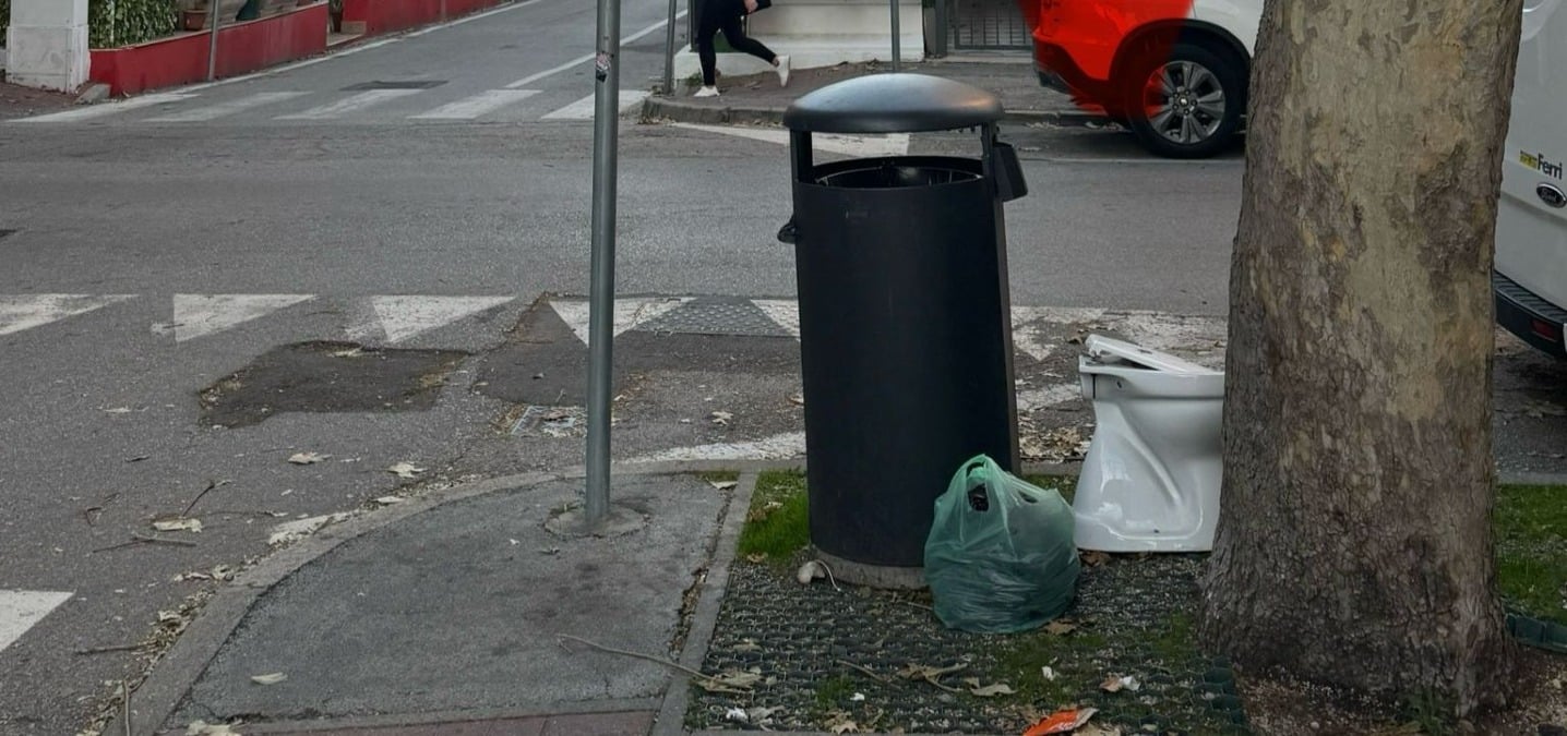 Un water abbandonato in via Latina: “È la fine”. La segnalazione -