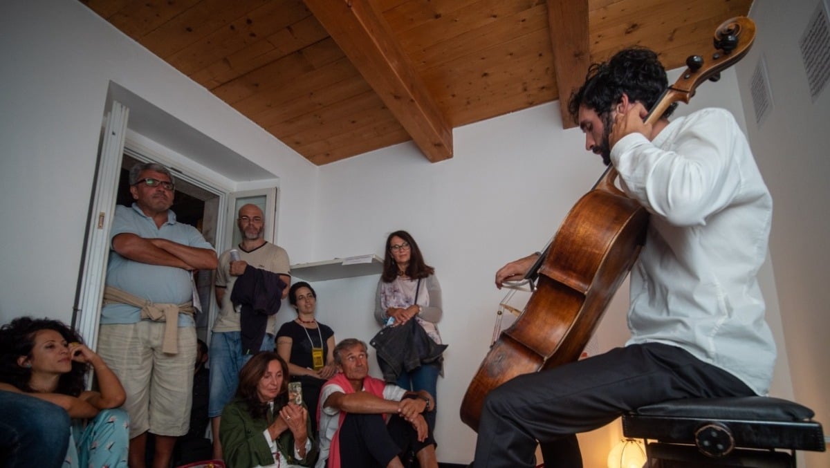 15 anni di arte e magia: a Montegiardino tornano i microspettacoli domestici di Artisti in Casa - foto da FB - Artisti in casa
