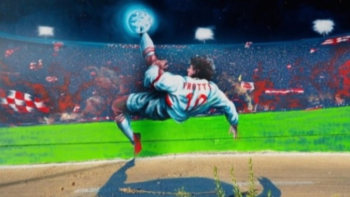 Un murale che celebra Igor Protti, il bomber riminese nei cuori dei tifosi - Foto Gazzetta dello Sport
