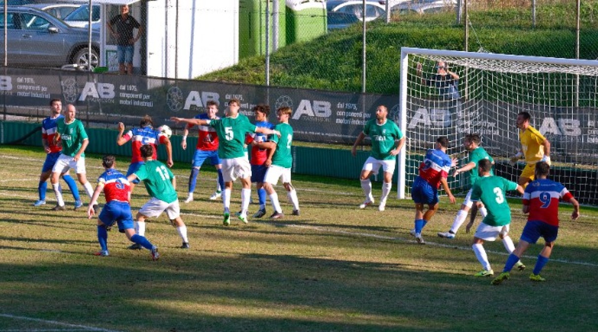 Calcio, Gabicce Gradara: al Magi la sfida con il Tavullia Valfoglia - Un attacco del Gabicce Gradara