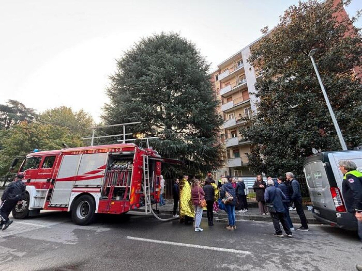 Incendio in un condominio, tre morti nel Milanese - © Ansa