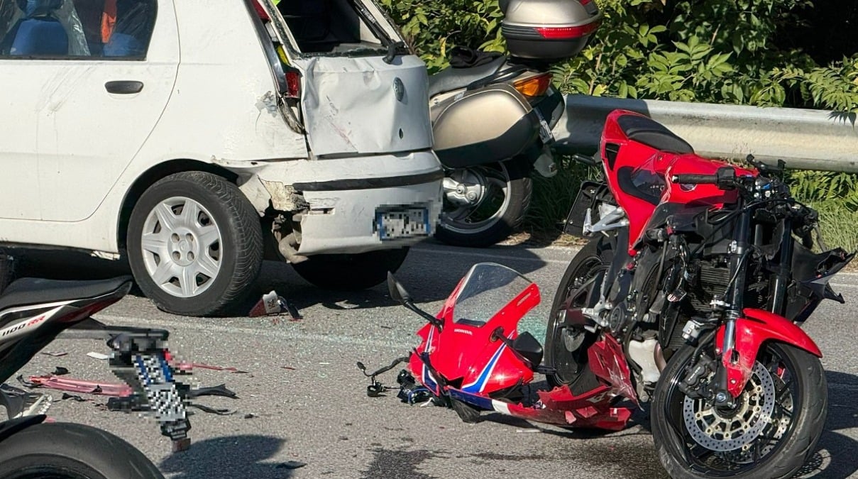 Incidente lungo la Marecchiese: moto tampona auto, centauro sfonda il lunotto con il casco - 