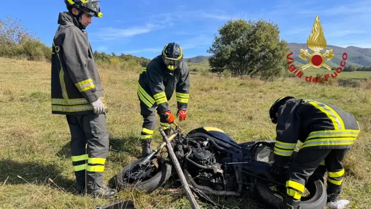 Moto fuori controllo sulla Marecchiese, 21enne riminese finisce in un campo - 