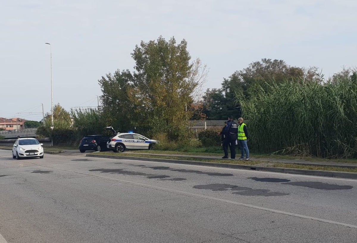 Incidente a Riccione, mamma e figlia sbalzate dalla bici dopo l’impatto con un’auto - 