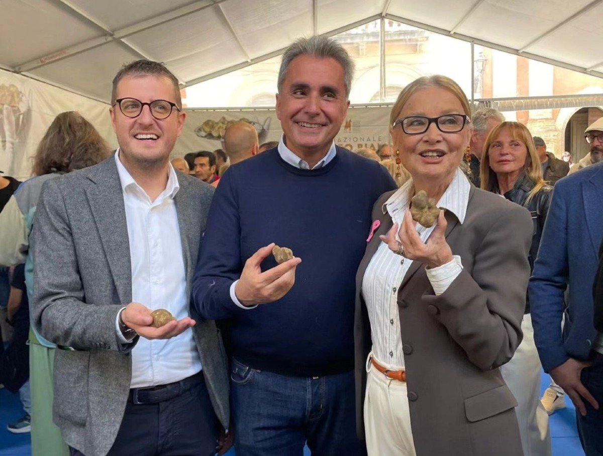 Pergola gremita per la seconda domenica della Fiera del Tartufo Bianco Pregiato - 