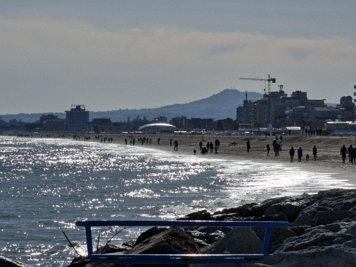 Riccione, al via i lavori per le dune invernali a protezione del litorale -