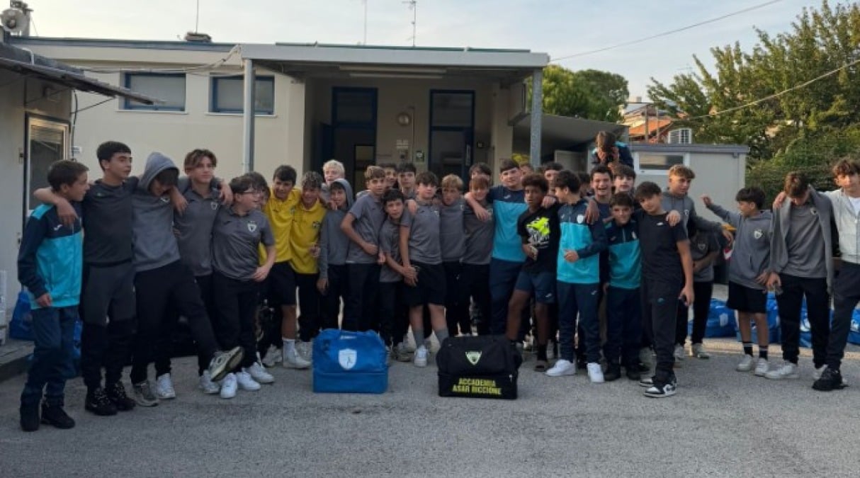 Calcio giovanile, il derby Under 14 Asar - San Lorenzo finisce con il terzo tempo - Le due squadre