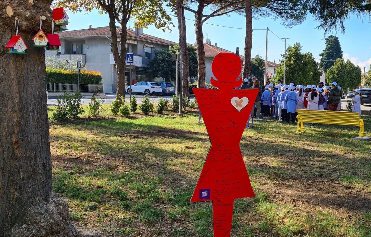 A Santarcangelo arrivano le panchine parlanti: "Contro bullismo, violenza sulle donne e per la gentilezza" -