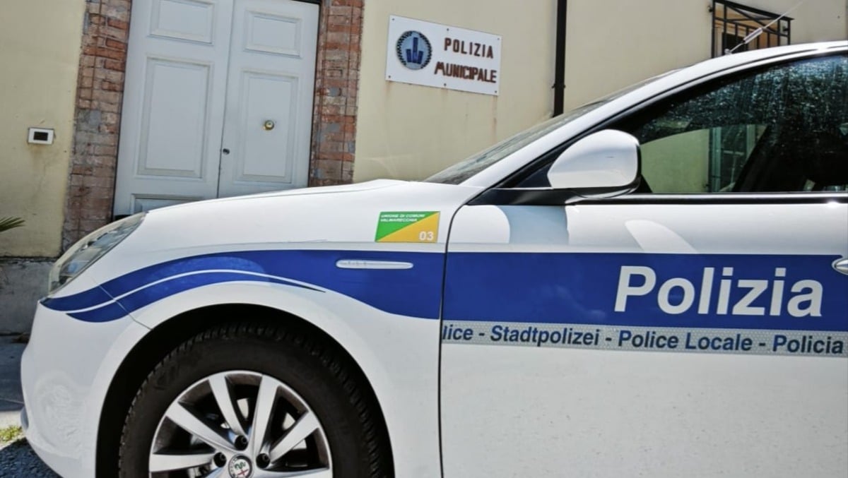 Santarcangelo, fuori controllo per il troppo alcol semina il caos nel bar e aggredisce gli agenti -
