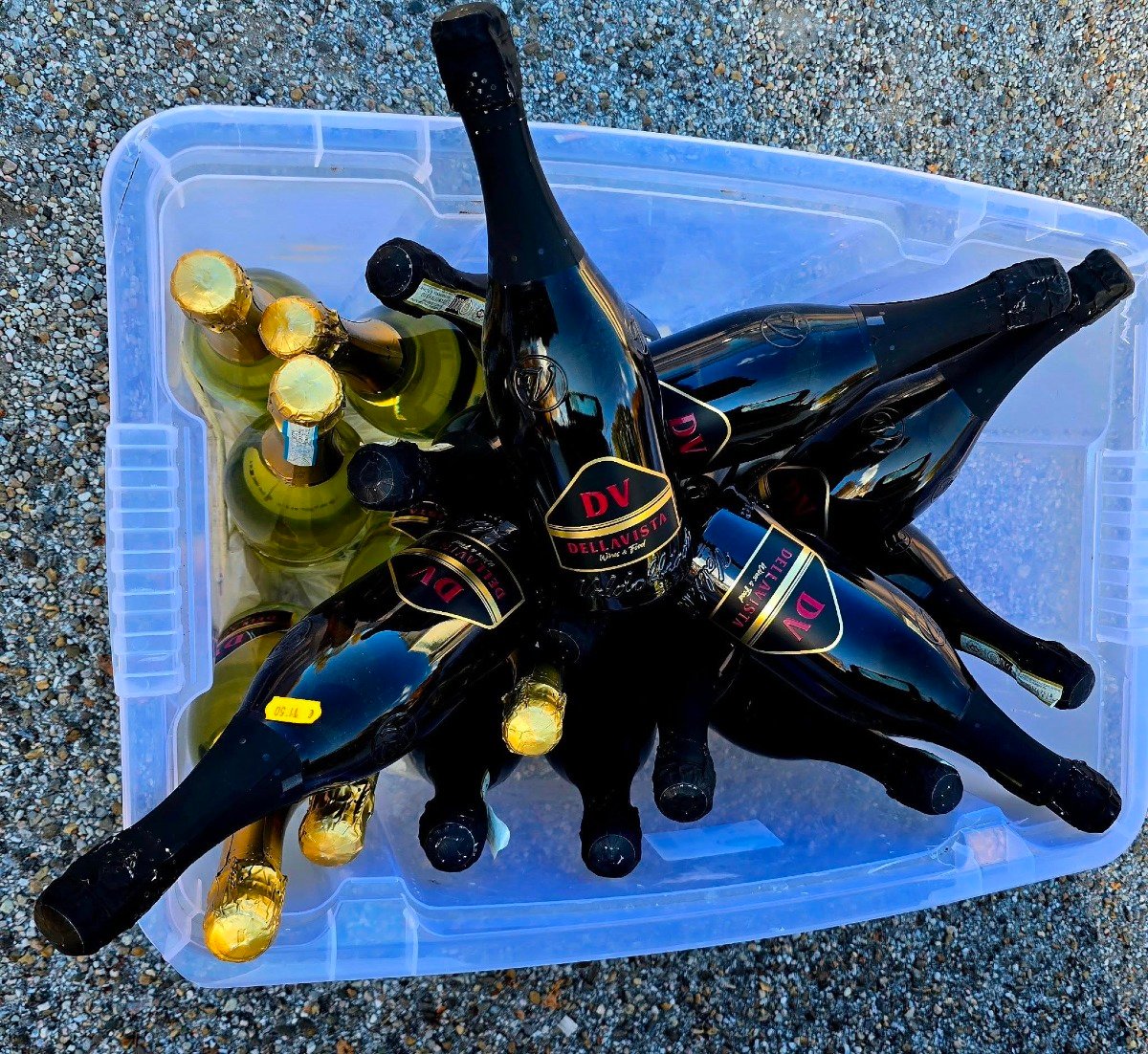 Rimini, vini rubati nel magazzino rimessi in vendita nel minimarket: scatta il blitz della Polizia Locale -