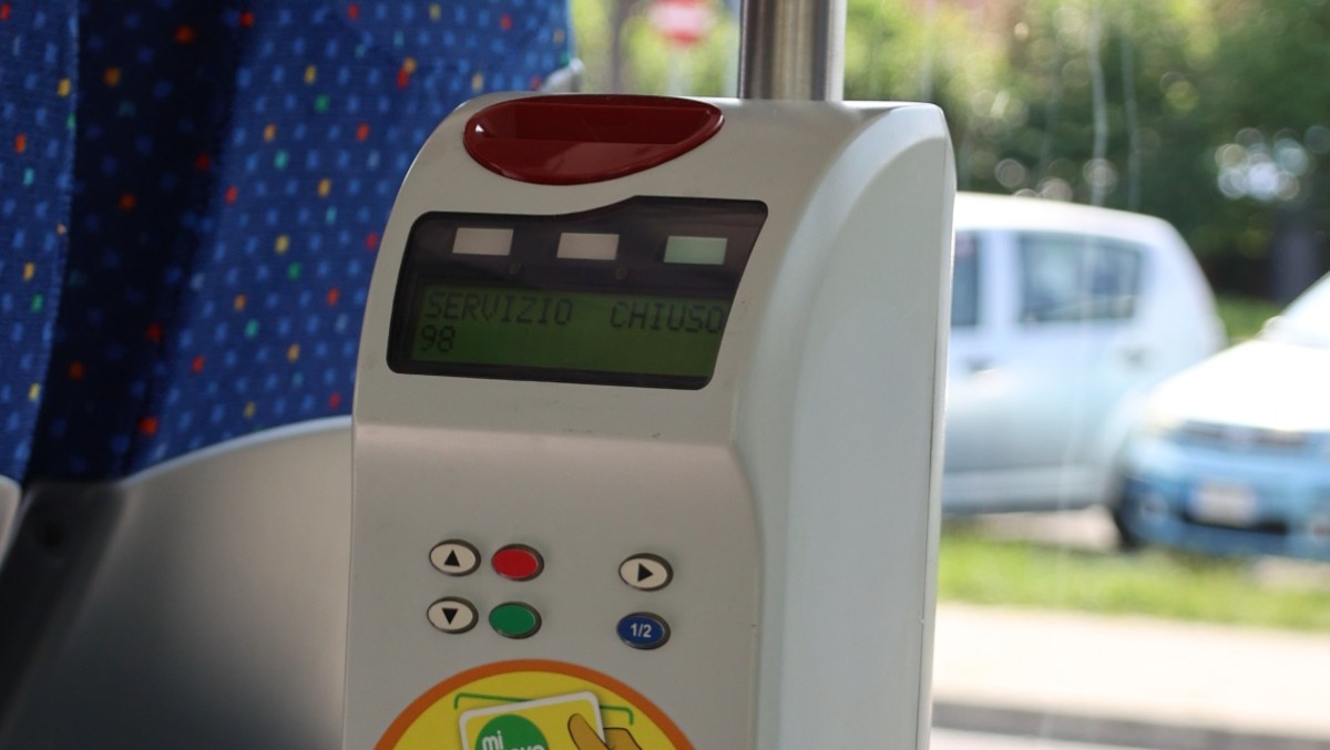 Autobus Rimini: addio ai vecchi validatori. Ora il biglietto è solo con Qr Code -
