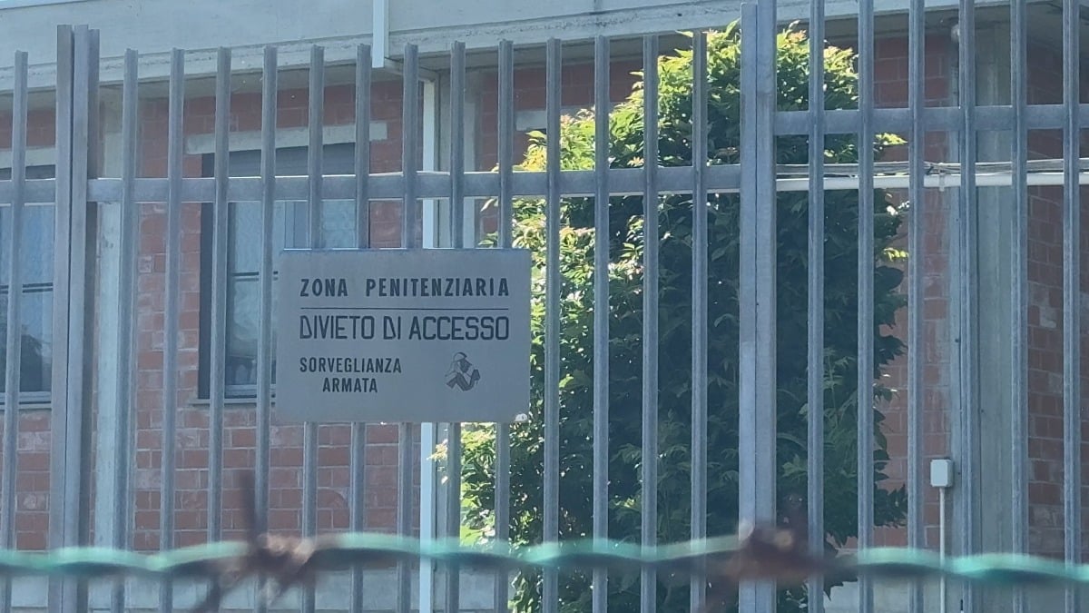 Rapina da 15 euro sul lungomare di Rimini, 18enne rischia dieci anni - L'esterno del carcere di Rimini
