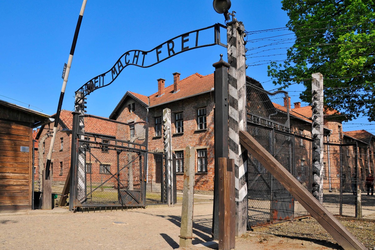Parolin bacchetta Roccella: “Ad Auschwitz non si va in gita, si va per fare memoria” -