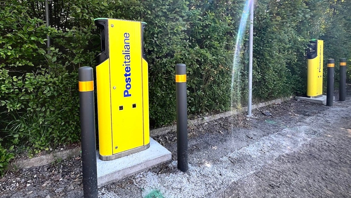 Sant'Agata Feltria, l'ufficio postale è green: ecco le colonnine per auto elettriche e il fotovoltaico -
