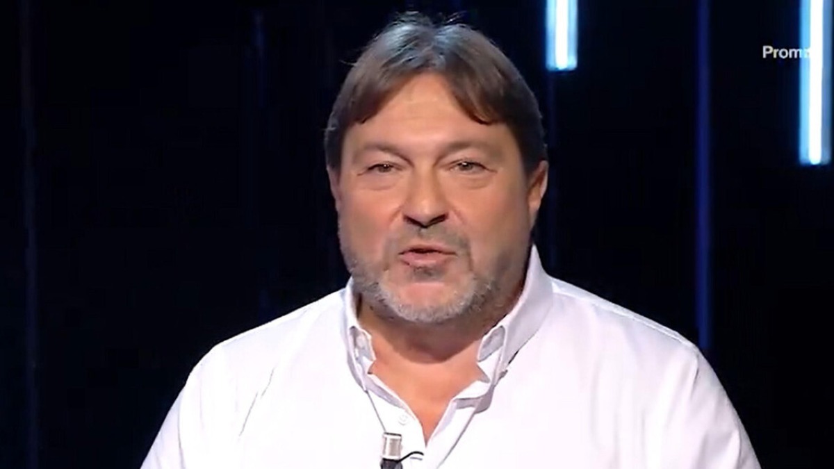 Esplosione davanti casa di Sigfrido Ranucci: distrutte le auto del conduttore di Report e di sua figlia - © Ansa