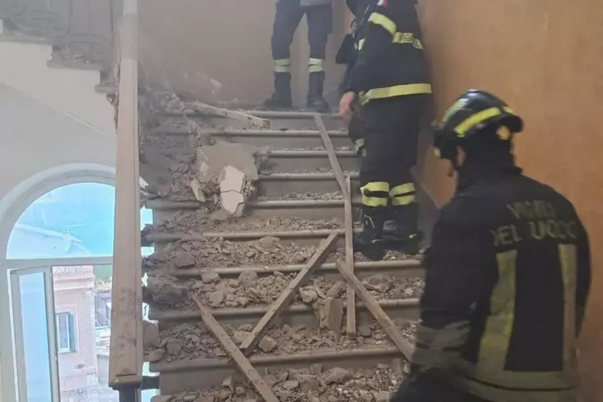 Crolla controsoffitto in una scuola a Roma: nessun ferito, edificio evacuato - I calcinacci si sono staccati finendo sulle scale