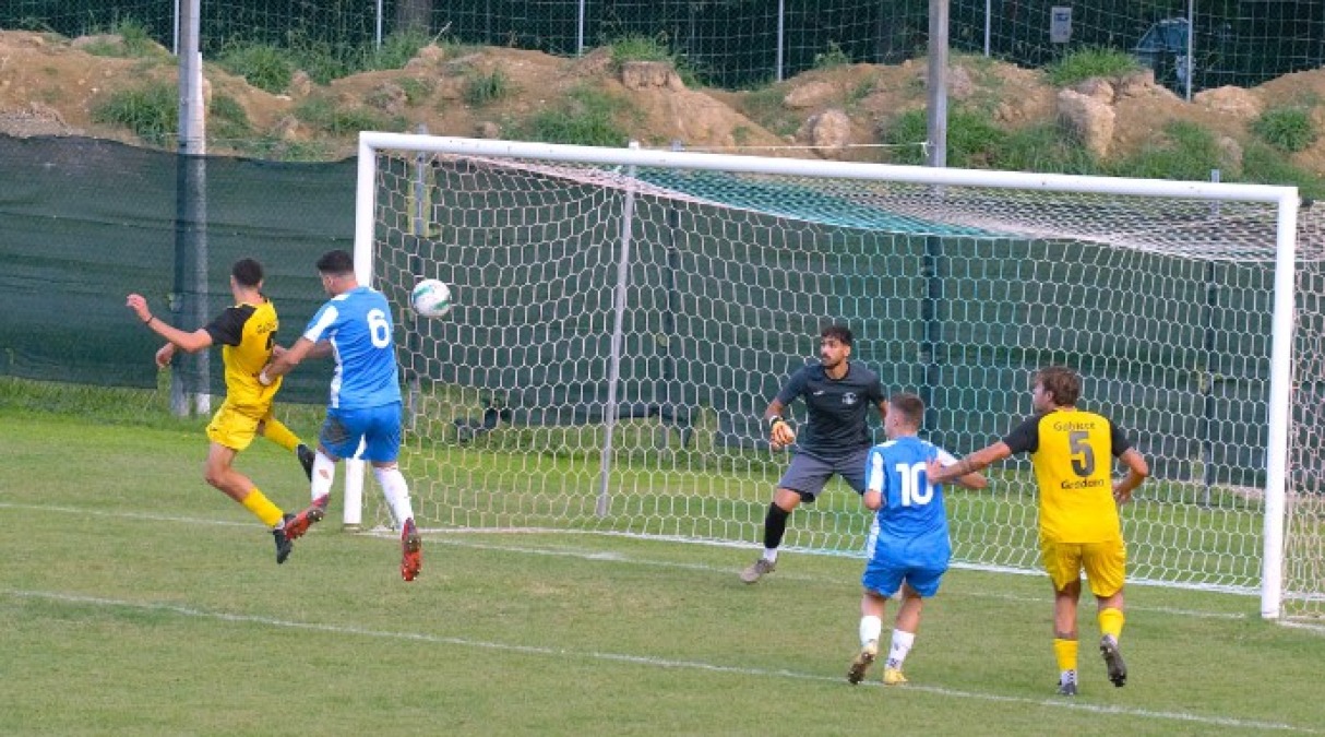 Calcio Promozione, Gabicce Gradara nella tana della Castelfrettese - Un attacco del Gabicce Gradara