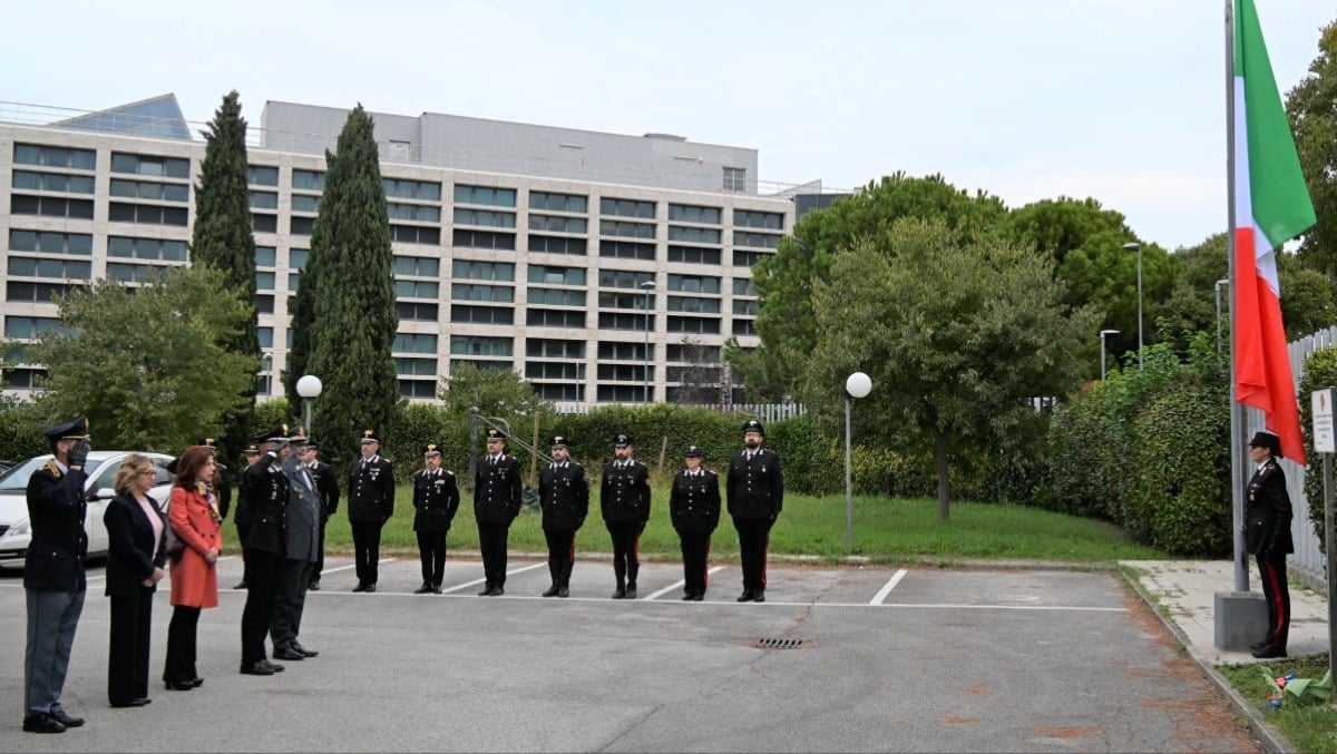 Rimini, bandiera a mezz'asta al comando provinciale: l'omaggio ai tre Carabinieri morti nel veronese -
