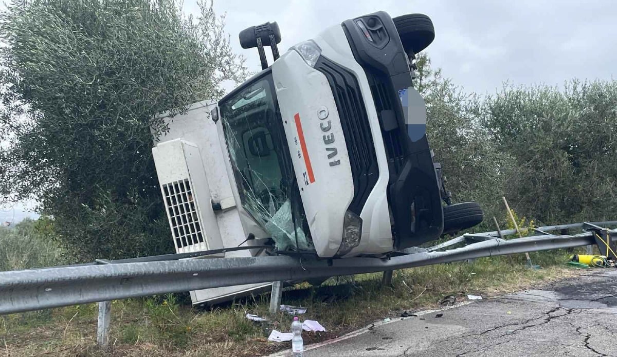 Verucchio, camion frigo si ribalta: in azione la gru dei Vigili del fuoco, strada chiusa - PH ALTARIMINI