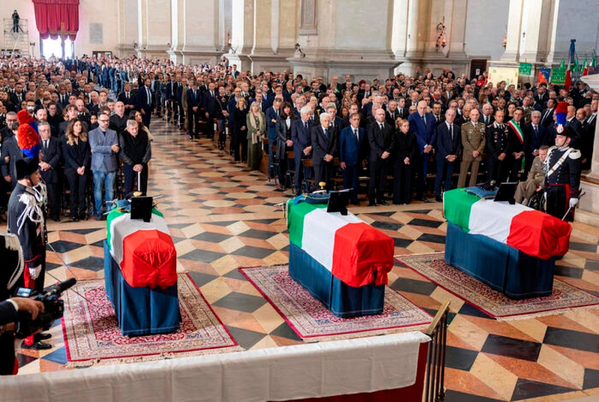 Applausi e lacrime ai funerali dei tre carabinieri uccisi - © Ansa