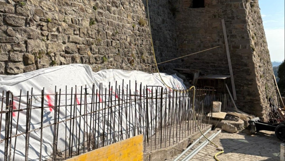 Distrutte pietre trecentesche della Rocca Malatestiana durante i lavori -