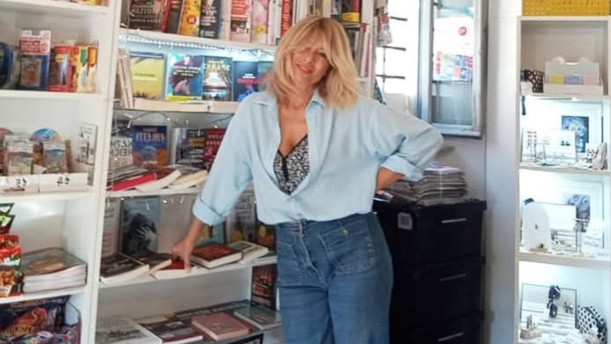 Nell'epoca digitale, l'edicola di Raffaella resiste e fa 50 anni: a Novafeltria c'è ancora la magia del paese - Raffaella Nanni, titolare dell'edicola Crociani di Novafeltria