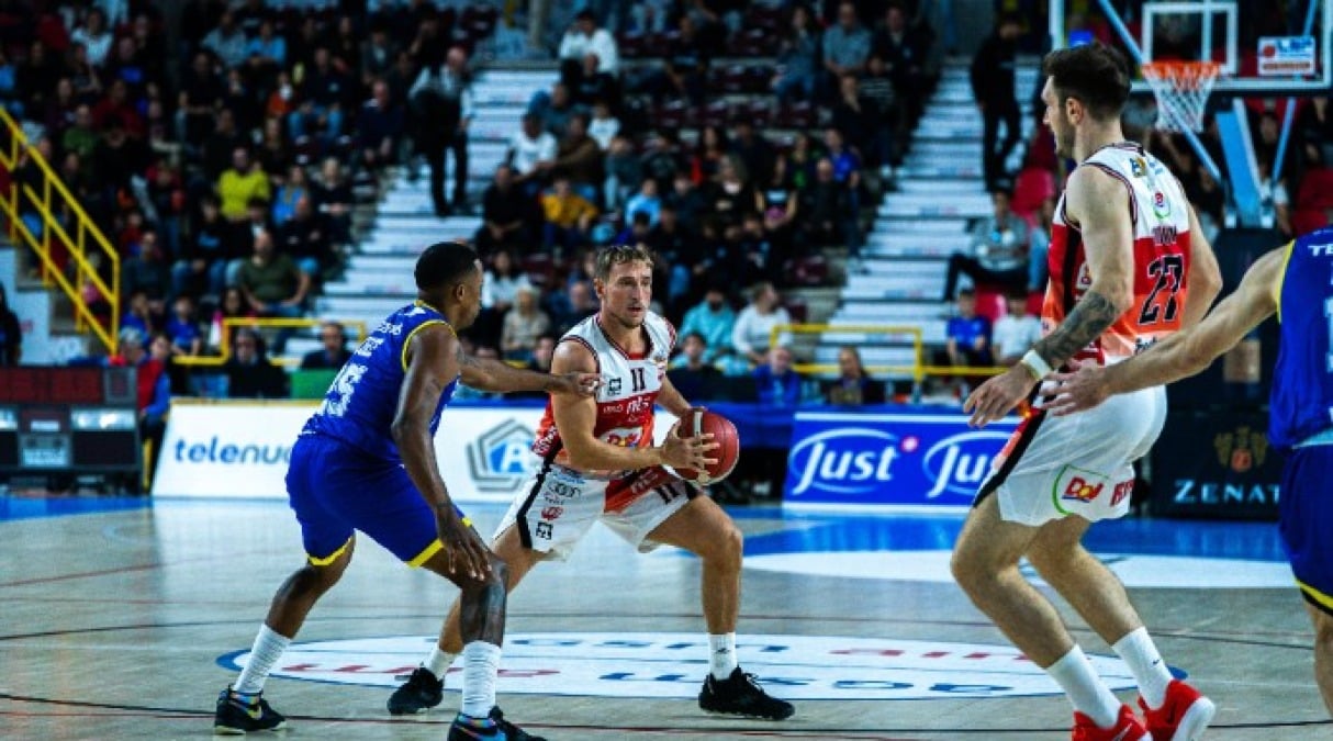 Basket A2, Dole sconfitta a Verona 96-84 - Dole in azione (LNPFoto/Verona/Daniel Di Marco)