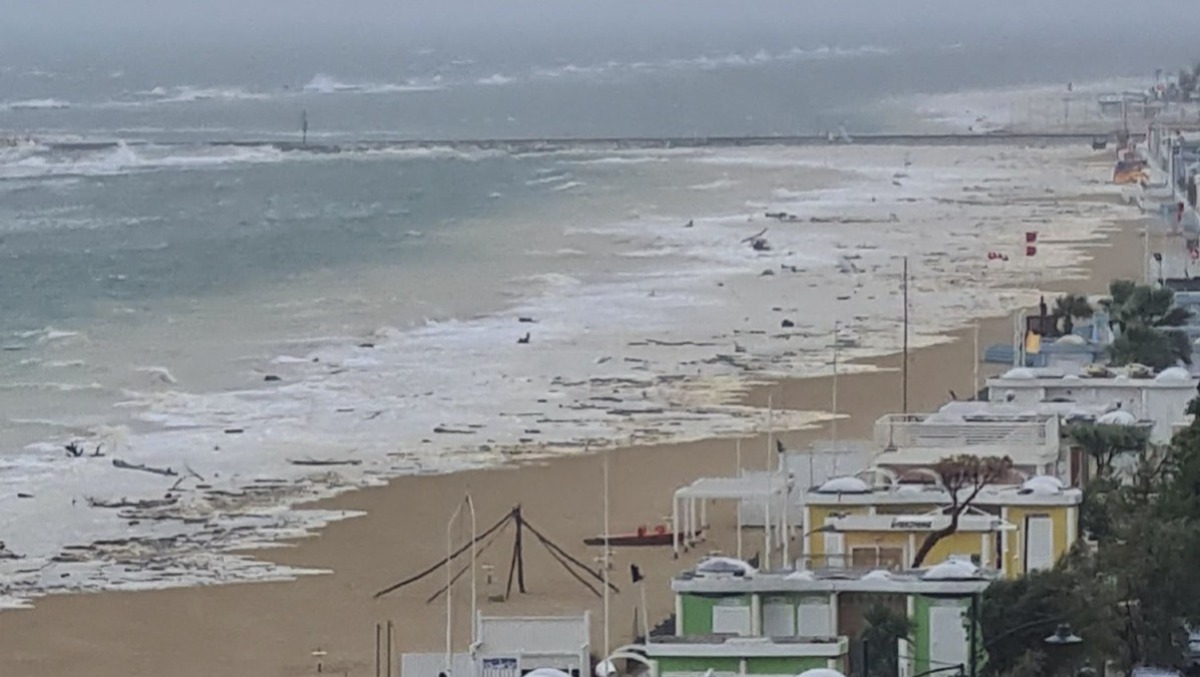 Meteo Tsunami a Rimini? Il meteorologo: "Non proprio e non è un'onda improvvisa" - Mareggiata a Bellaria PH Roberto Cumbo