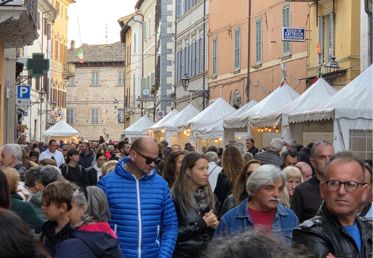 Pergola celebra un successo straordinario: record di presenze alla 28ª Fiera Nazionale del Tartufo Bianco Pregiato -