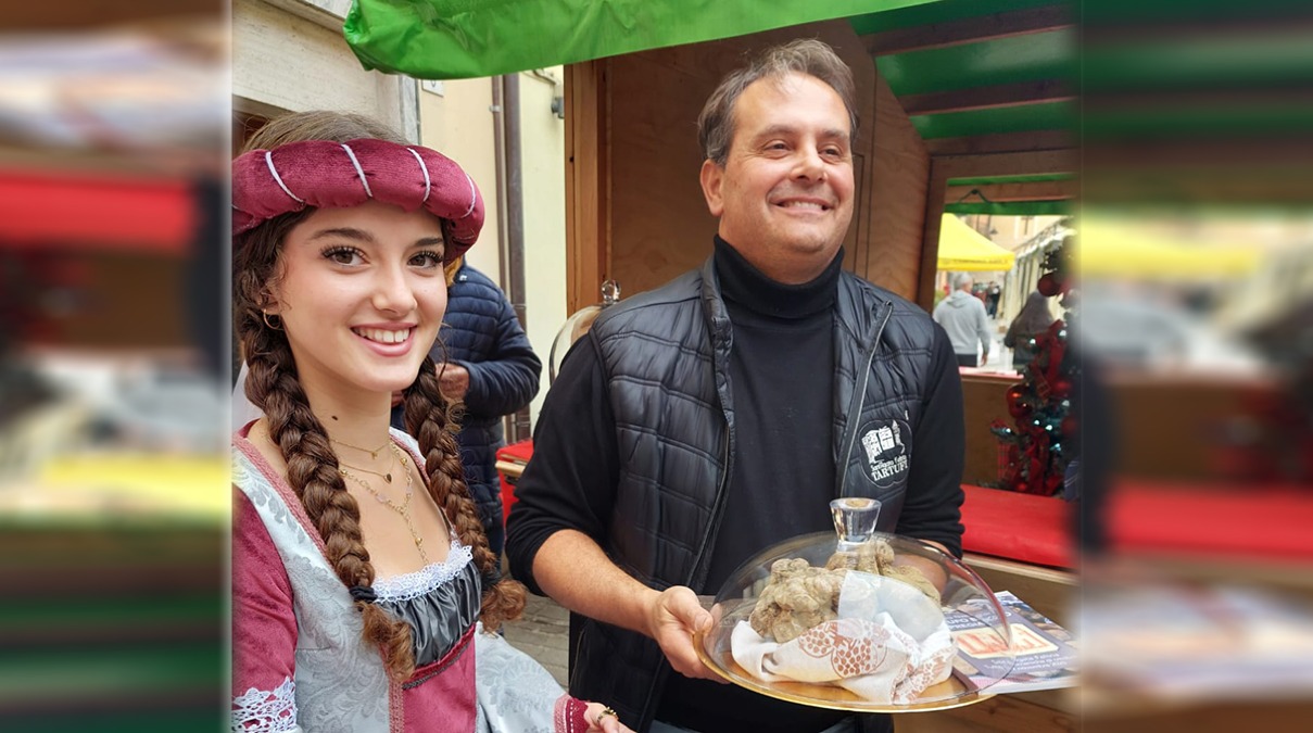 Il miglior tartufo bianco è del santagatese Boldrini: è il primo trionfo di un commerciante locale - Lorenzo Boldrini insieme alla principessa della Rocca