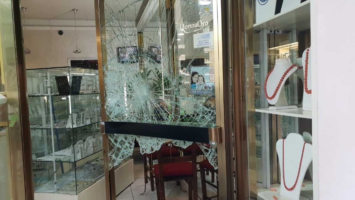 Riccione, nuovo colpo della “banda dell’Audi nera” alla gioielleria Baldacci - Gioielleria Baldacci, Riccione