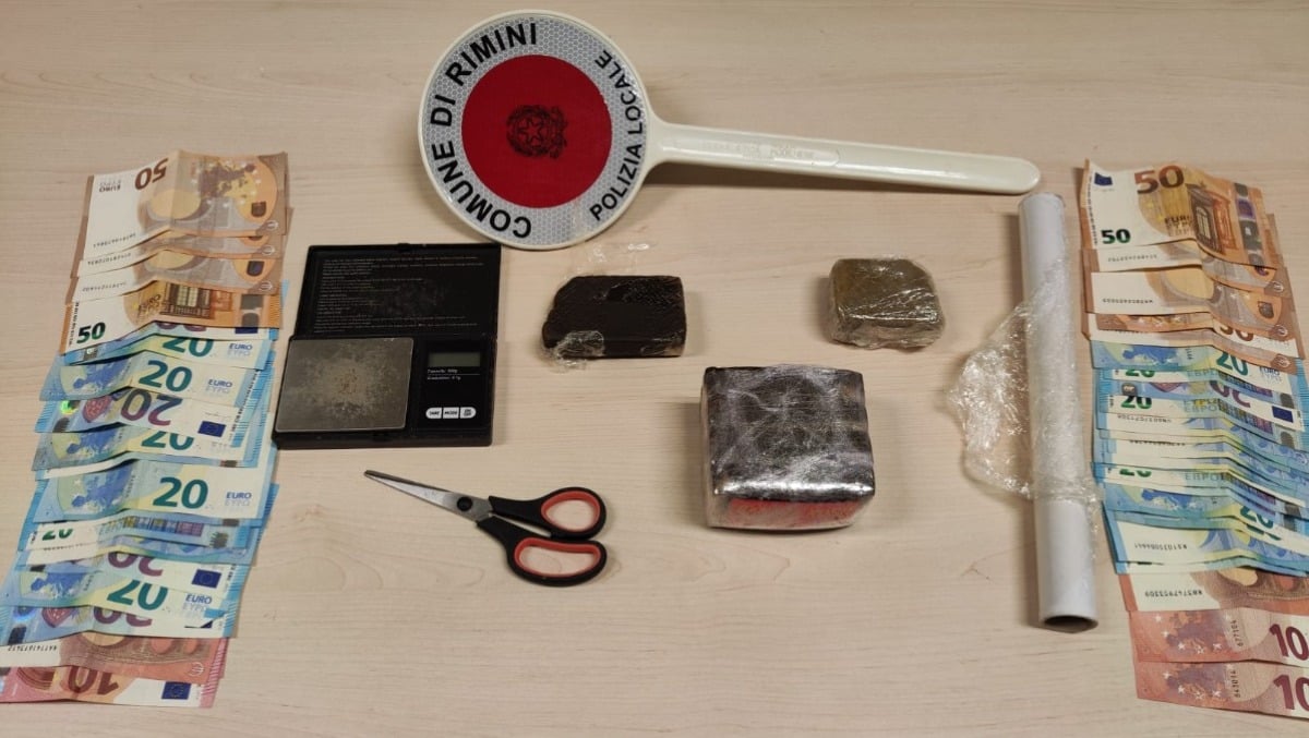 Rimini, incontri sospetti al parco: 17enne aveva in casa 600 grammi di hashish, denunciato -