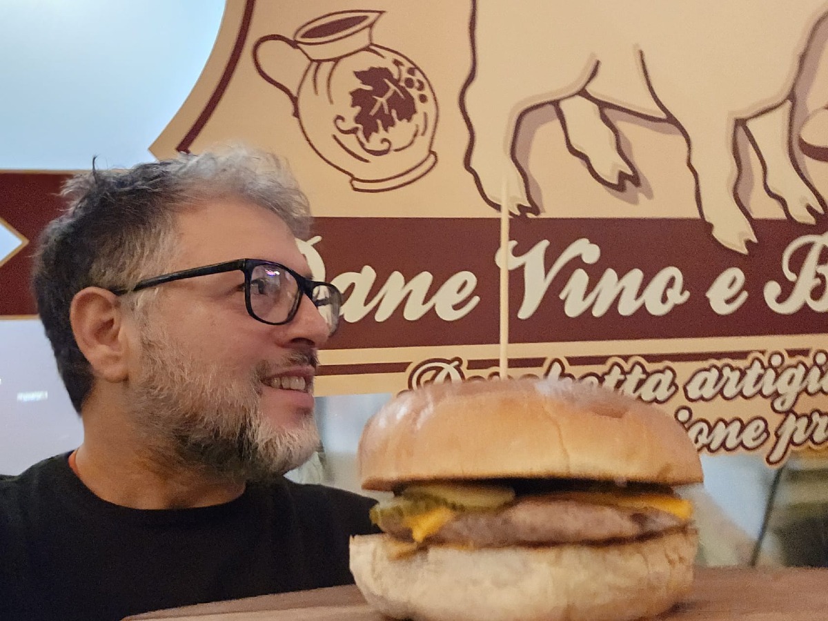 Du Baióch: Gioacchino Meli lancia l’hamburger più economico di Rimini -