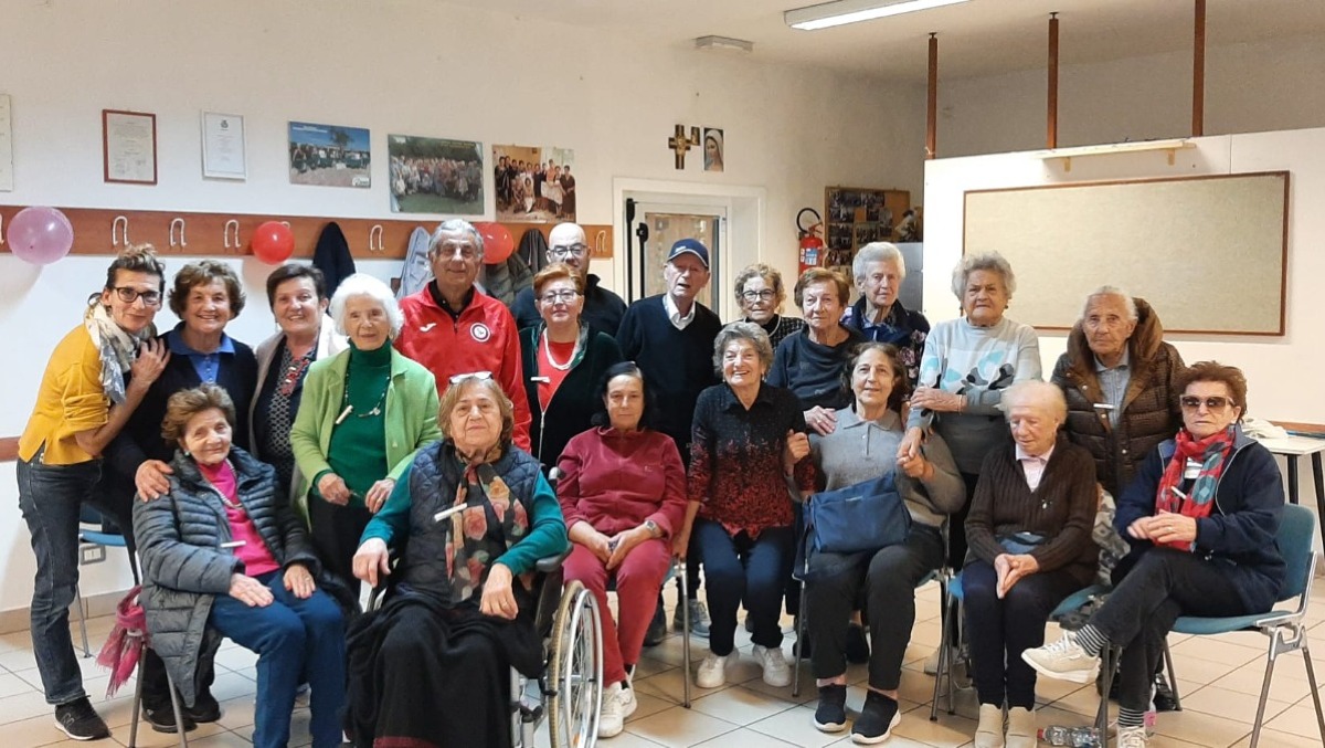Riccione, l'assessora fa la castagnata con gli anziani dei centri sociali -