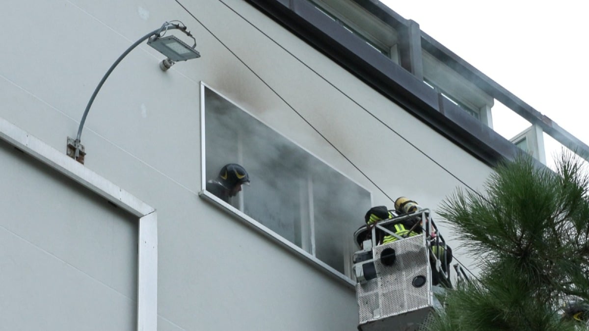 Tragedia a Riccione, donna muore nell'incendio di un appartamento: palazzina evacuata -