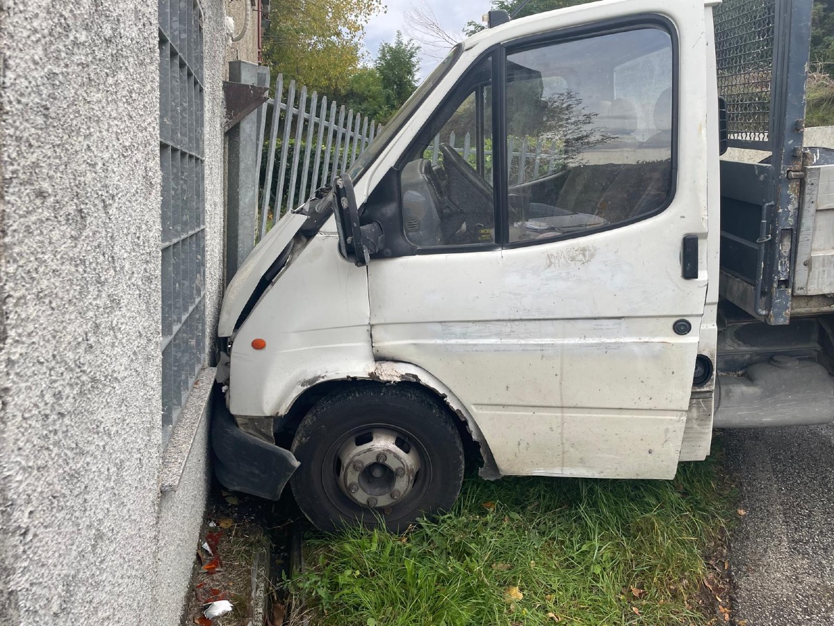 Talamello, camioncino si schianta contro il muro di un'abitazione: interviene l'elisoccorso - www.altarimini.it