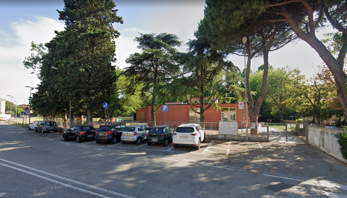 Ladro entra all’asilo durante le attività dei bambini: rubata una borsa, paura tra genitori e insegnanti - foto da Google Maps