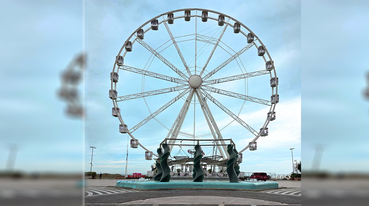 Riccione, la ruota panoramica torna a svettare sul mare - Ruota panoramica di Riccione
