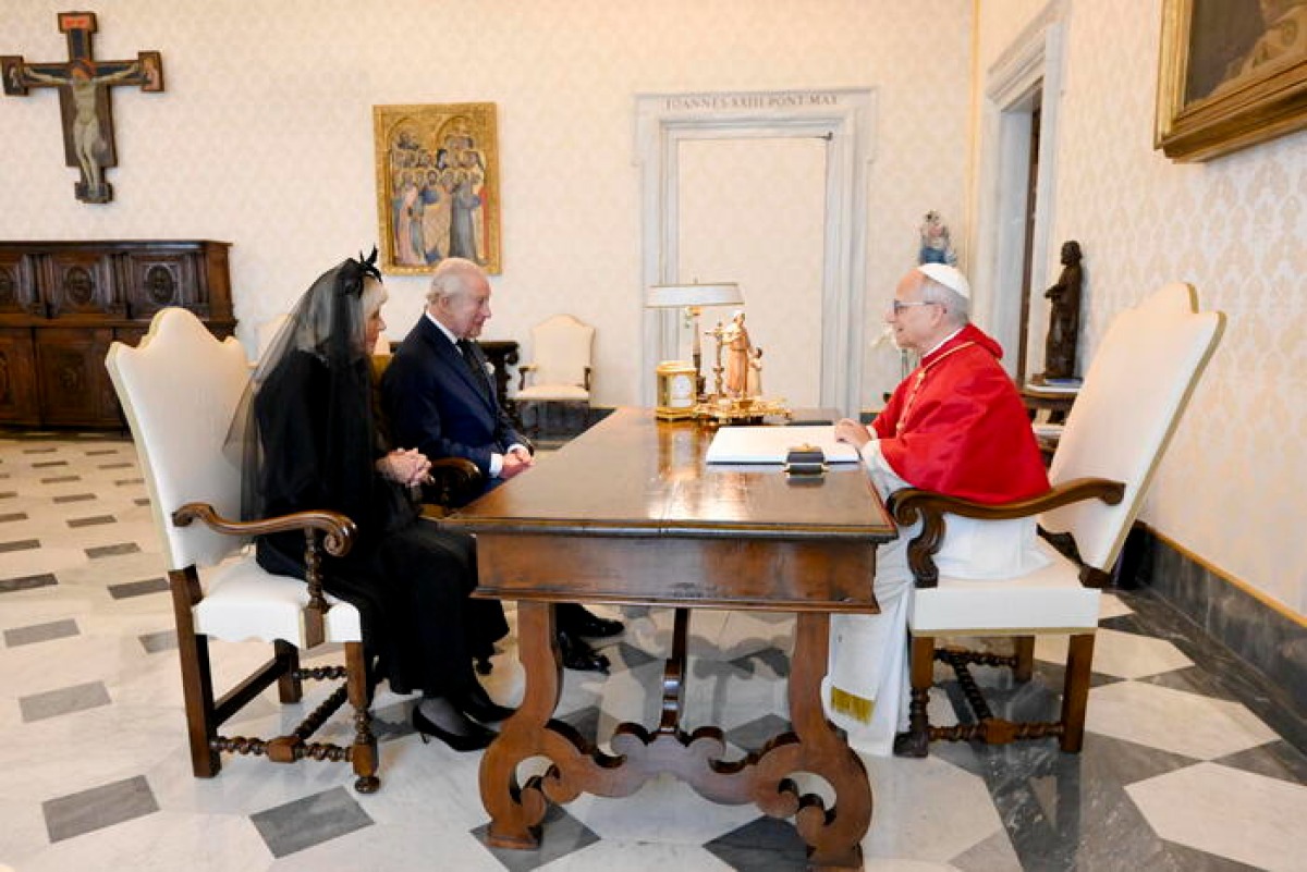 Storico incontro in Vaticano: Papa Leone e re Carlo pregano insieme nella Cappella Sistina - © Ansa