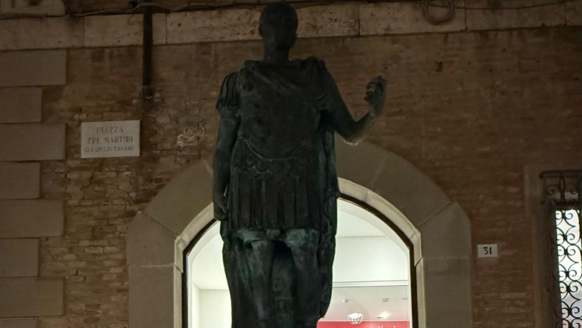 Rimini, "La statua di Giulio Cesare abbandonata e al buio": Renzi sollecita interventi - Statua di Giulio Cesare in Piazza Tre Martiri