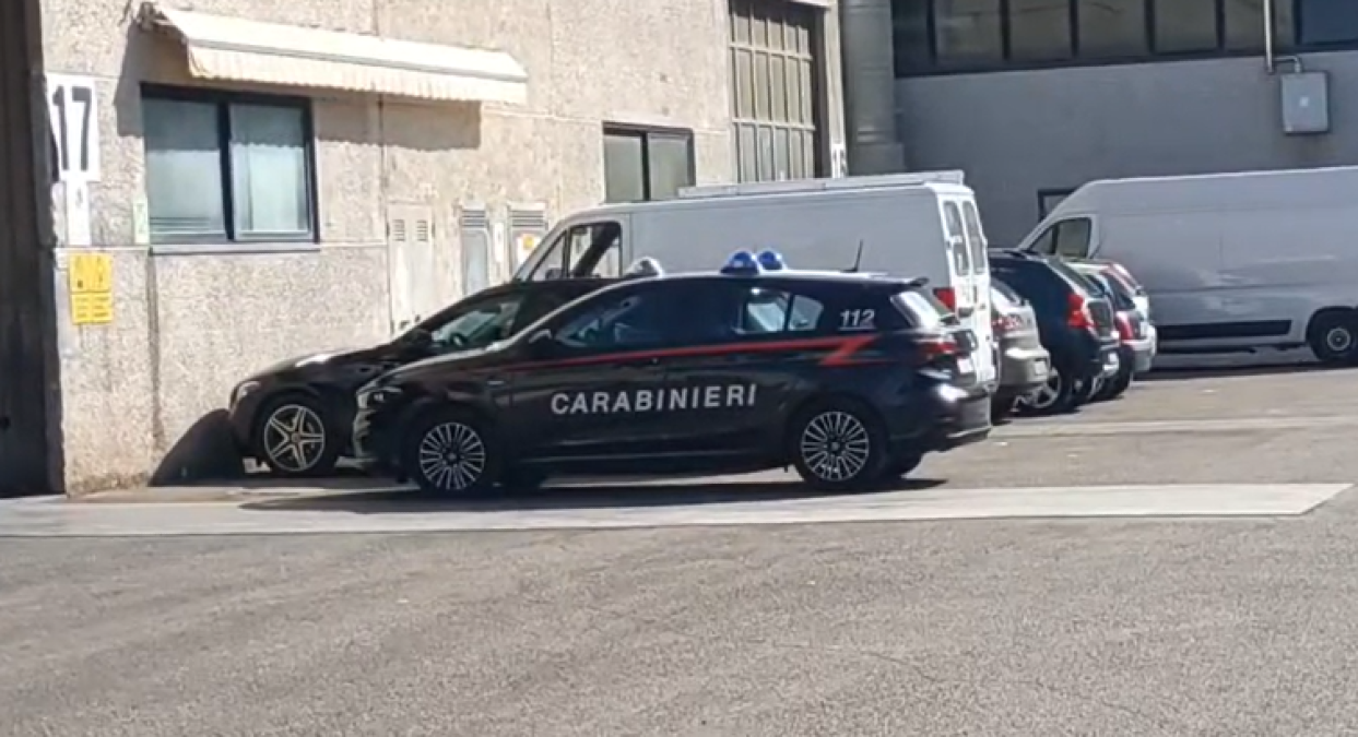 Cade dal tetto e muore: troppi punti oscuri, indagine per omicidio colposo - I Carabinieri sul luogo della tragedia. Ph Ballante
