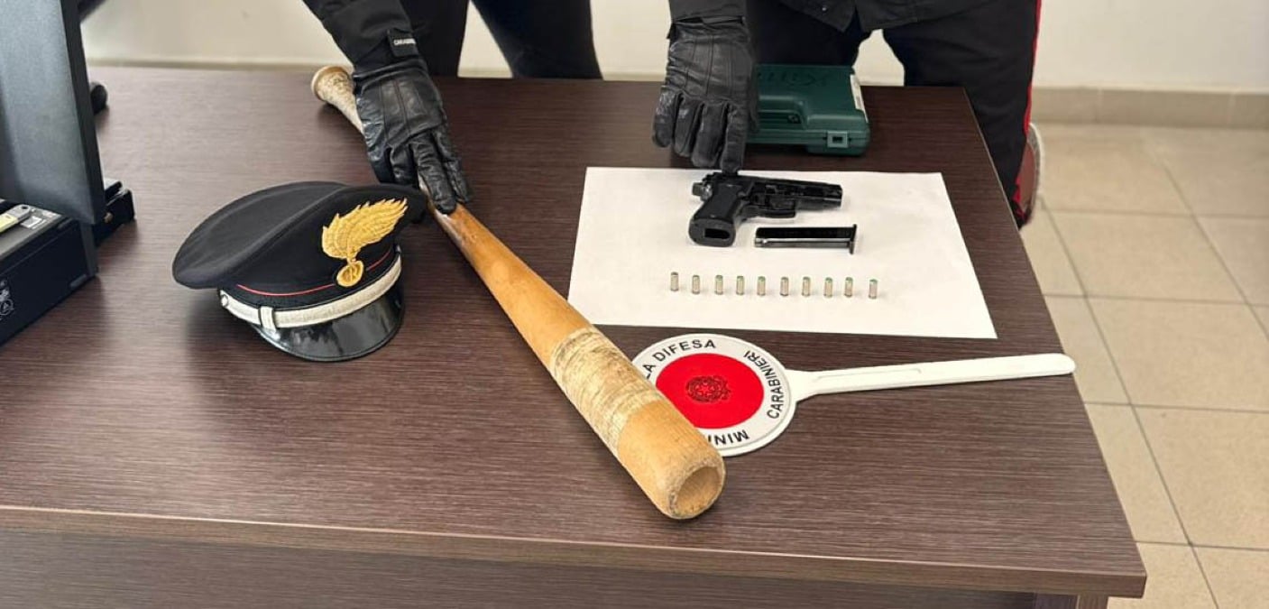 Lite in strada a Bellaria tra botte da orbi e colpi con pistola scacciacani - Le armi sequestrate