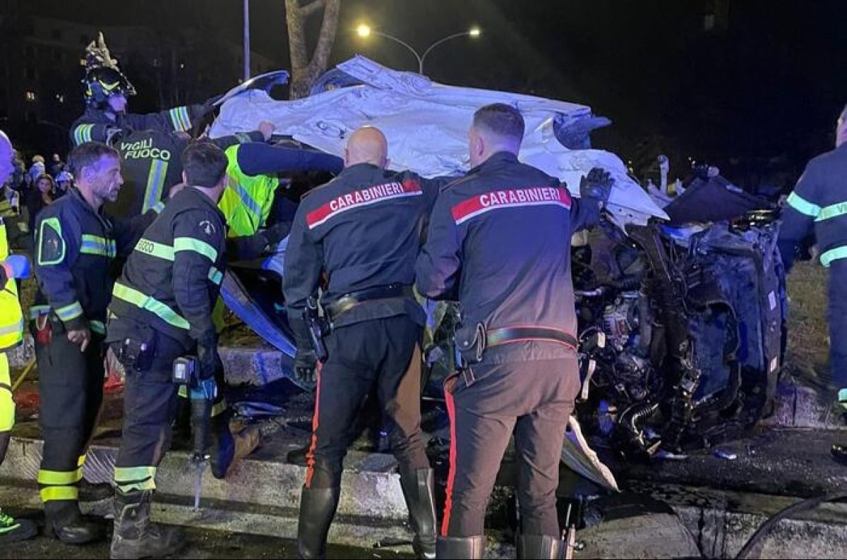 Schianto mortale a Roma, ipotesi di una gara tra auto - I rilievi dell'incidente © Ansa